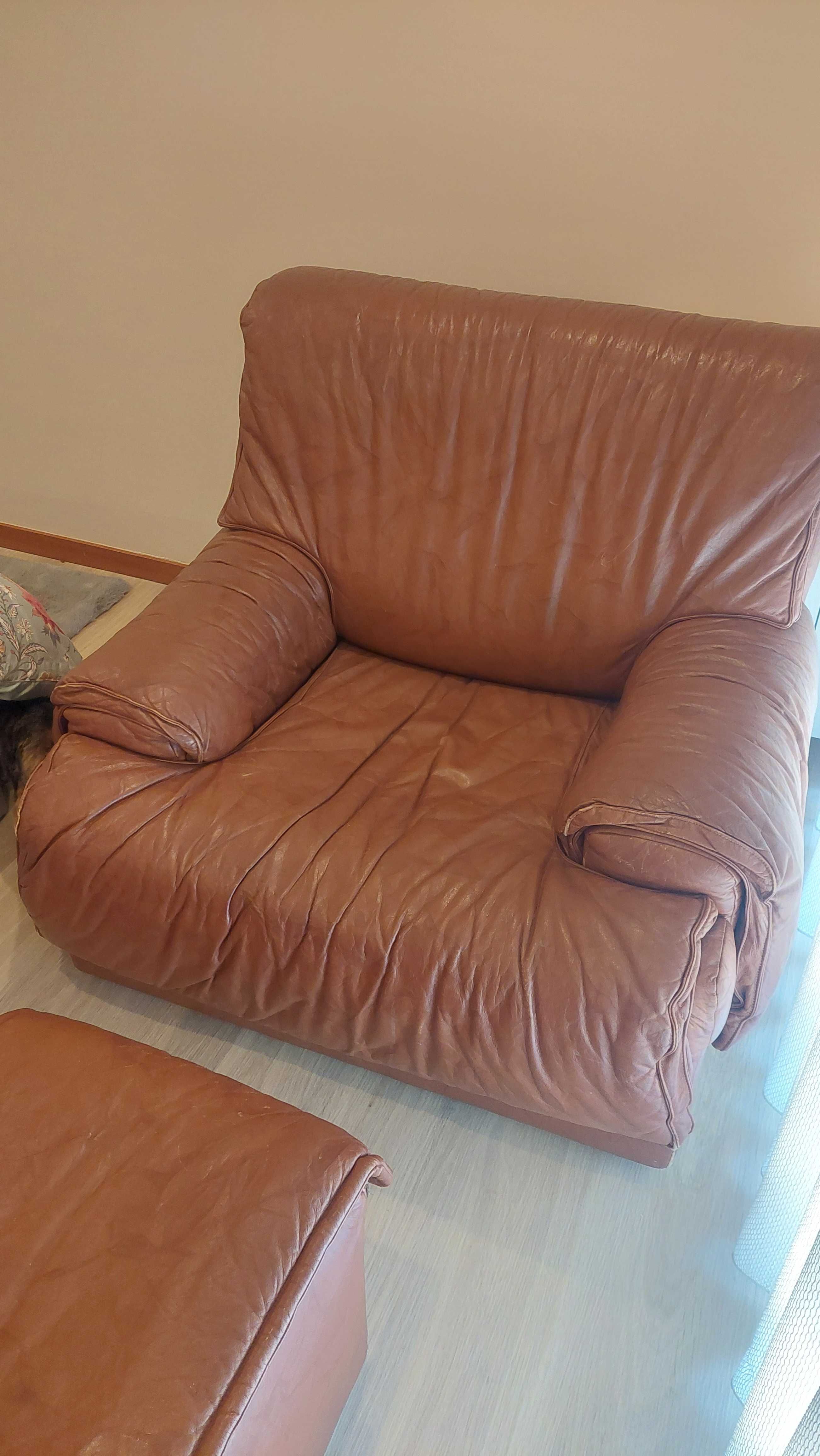 2 poltronas + puff em pele