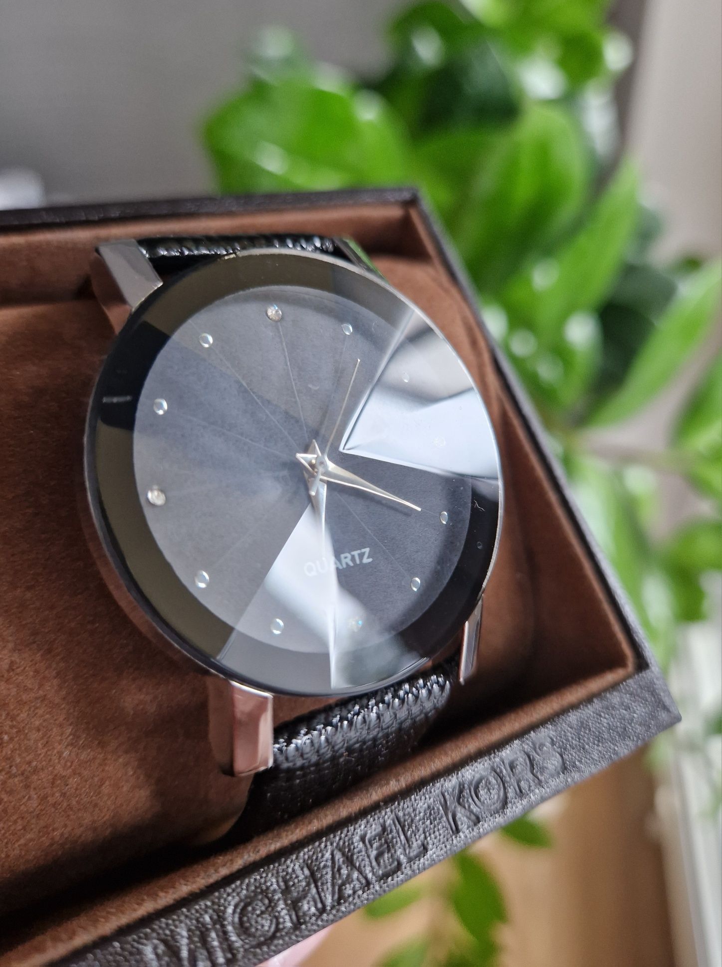 Zegarek z cyrkoniami Quartz