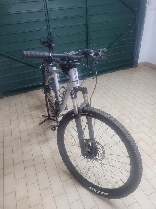 Bicicleta em alumínio, completamente nova, sem uso. Roda 28