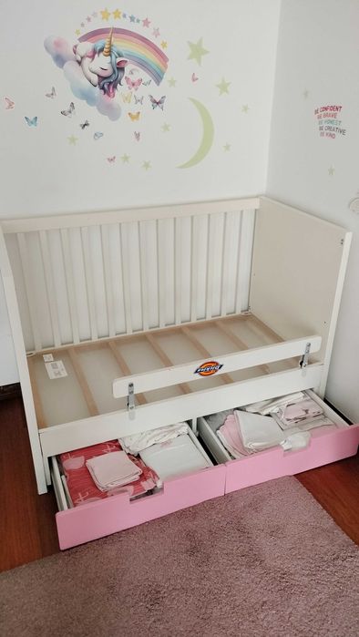 Berço Stuva IKEA com gavetas rosa