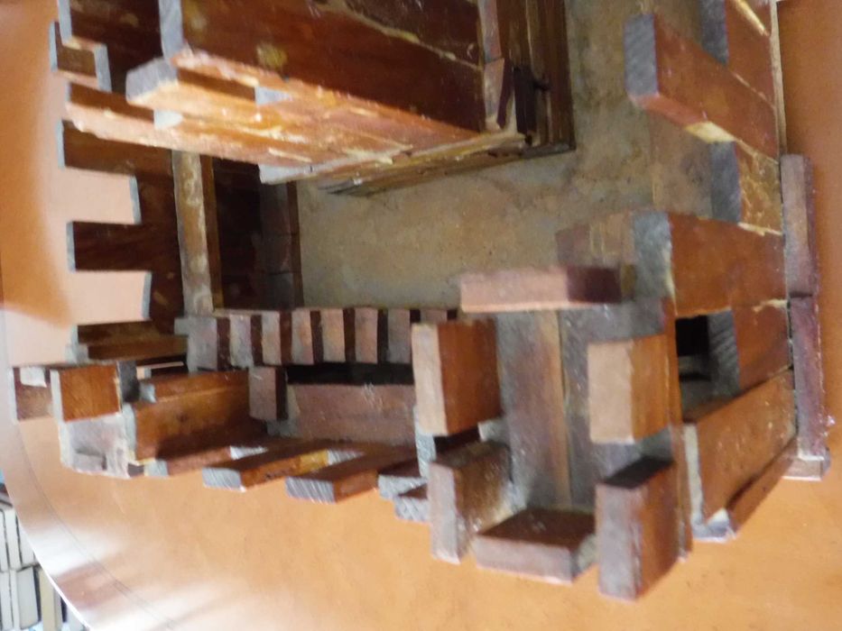 Castelo rústico em madeira para brincar