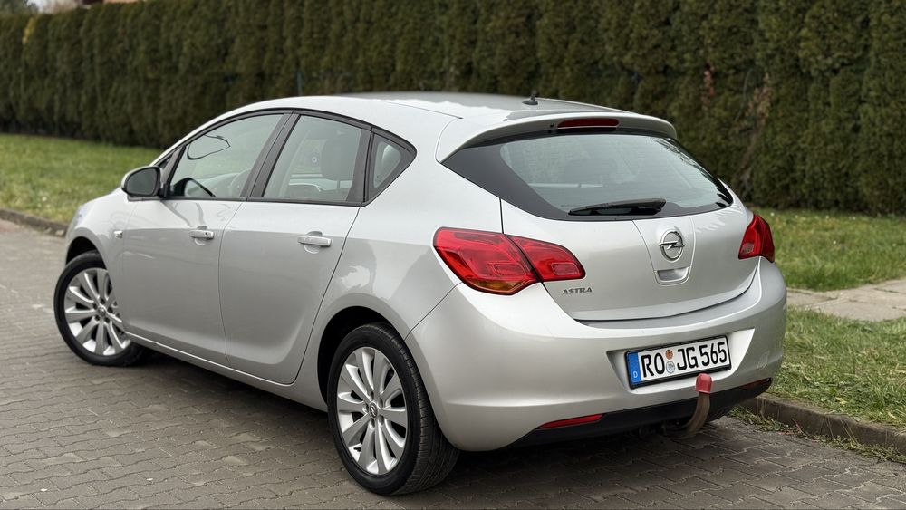 Opel Astra J 1.6 16v Benzyna 2011r z Niemiec