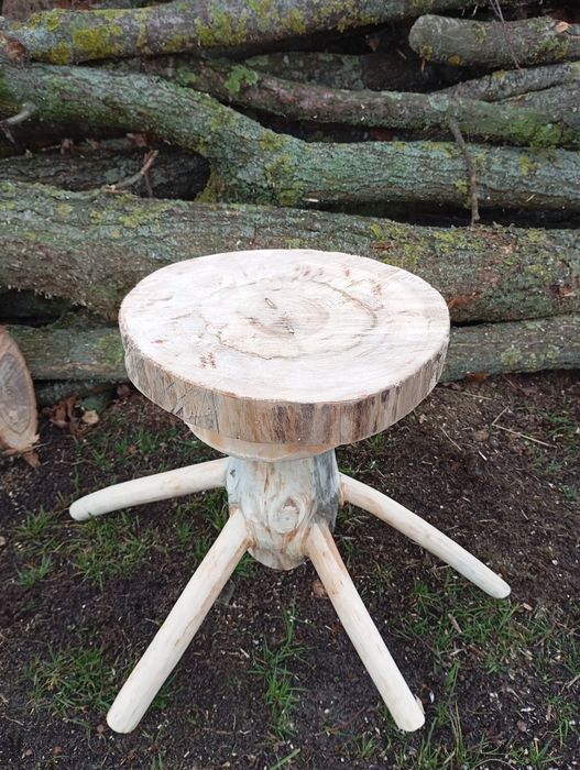 Виготовляю стільці з дерева ціна від 500 до 800 грн .