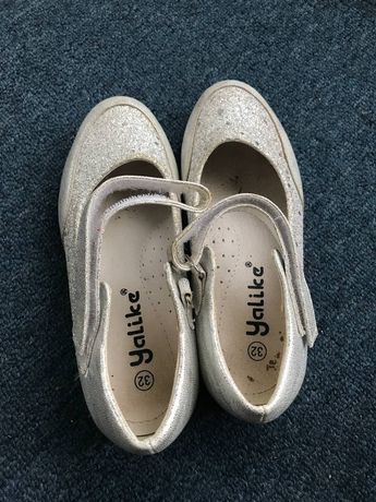 Туфлі  на дівчинку продам
