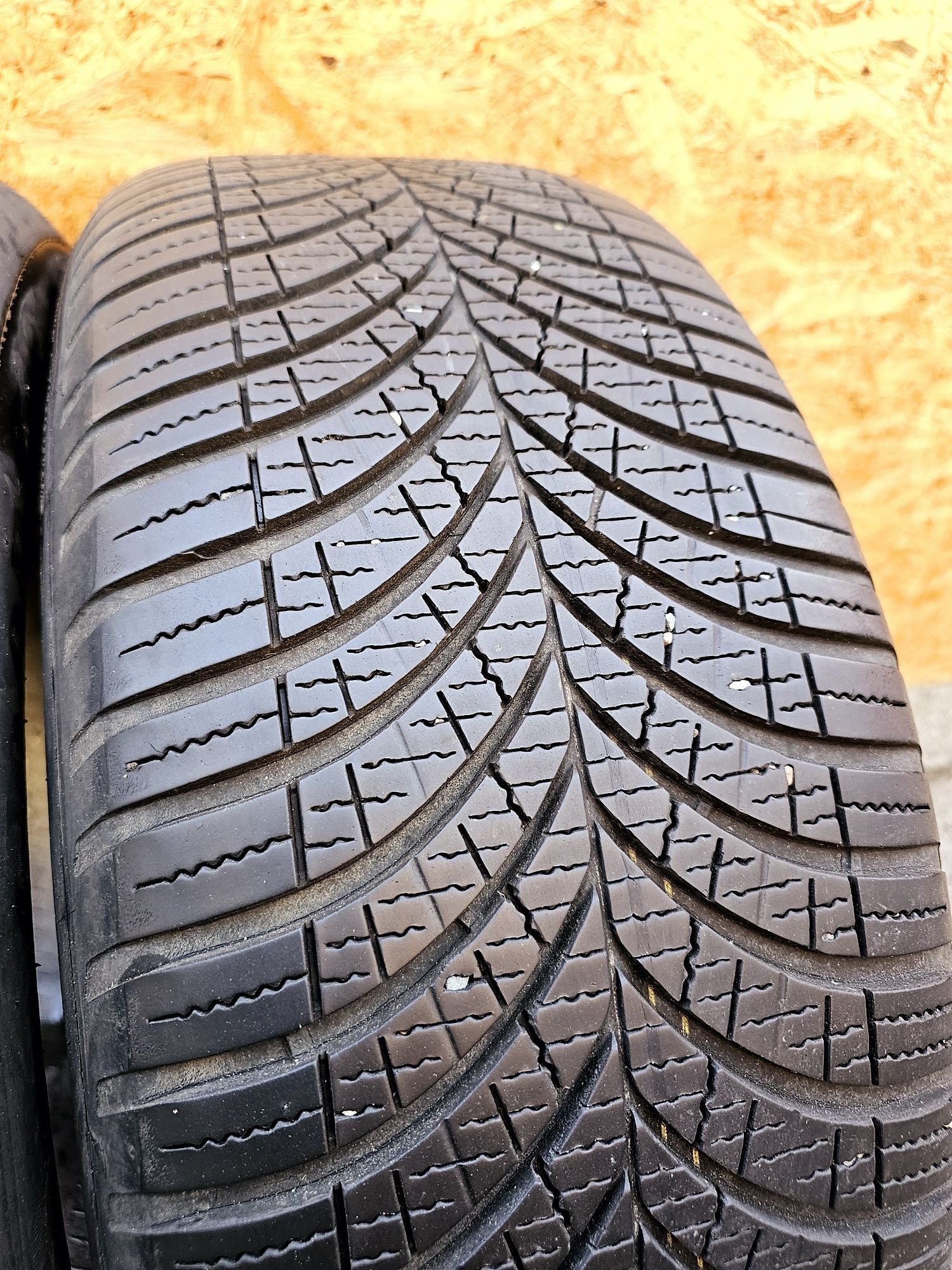Idealne!!  6,5mm. 2022rok!  235/55 r17 Goodyear Vector 4Seasons