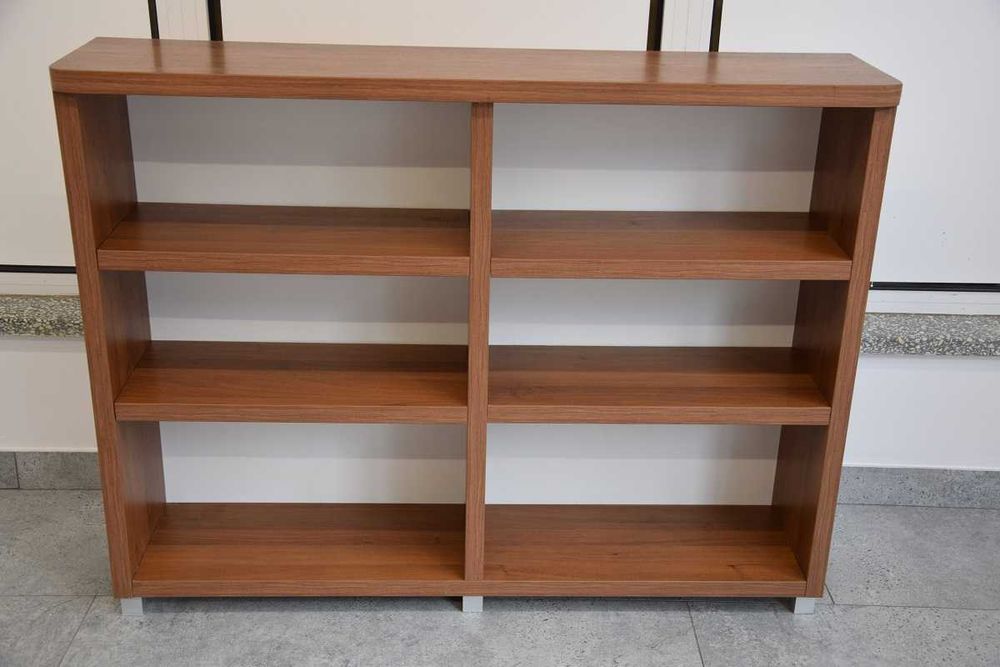 regał z półkami w dobrym stanie