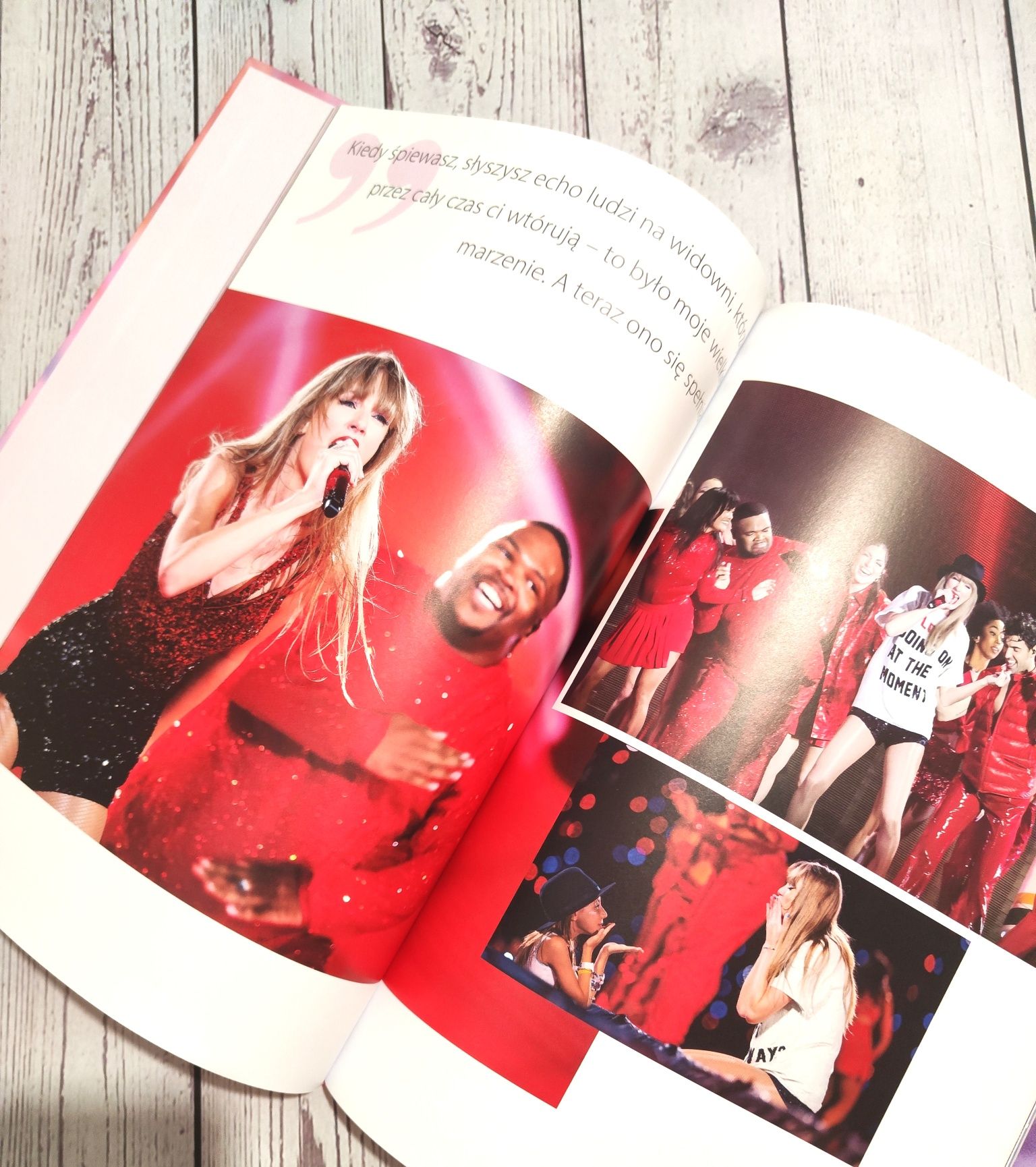 Książka o Taylor Swift z dużym plakatem eras Tour
