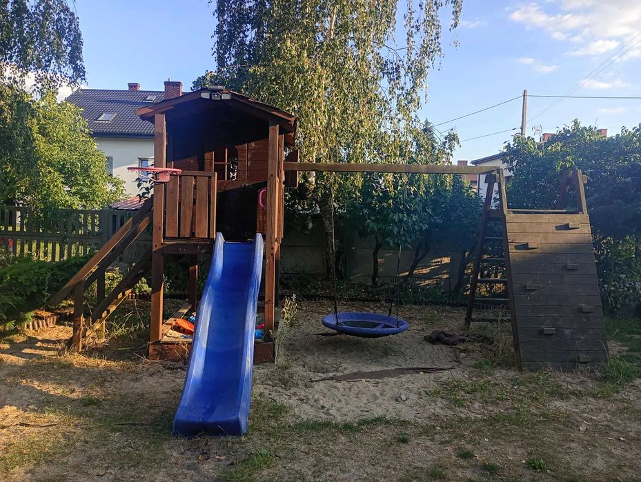 Drewniany plac zabaw, domek dla dzieci