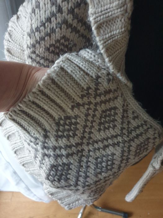 Kaptur z szalikiem i kieszeniami dziergana miękki