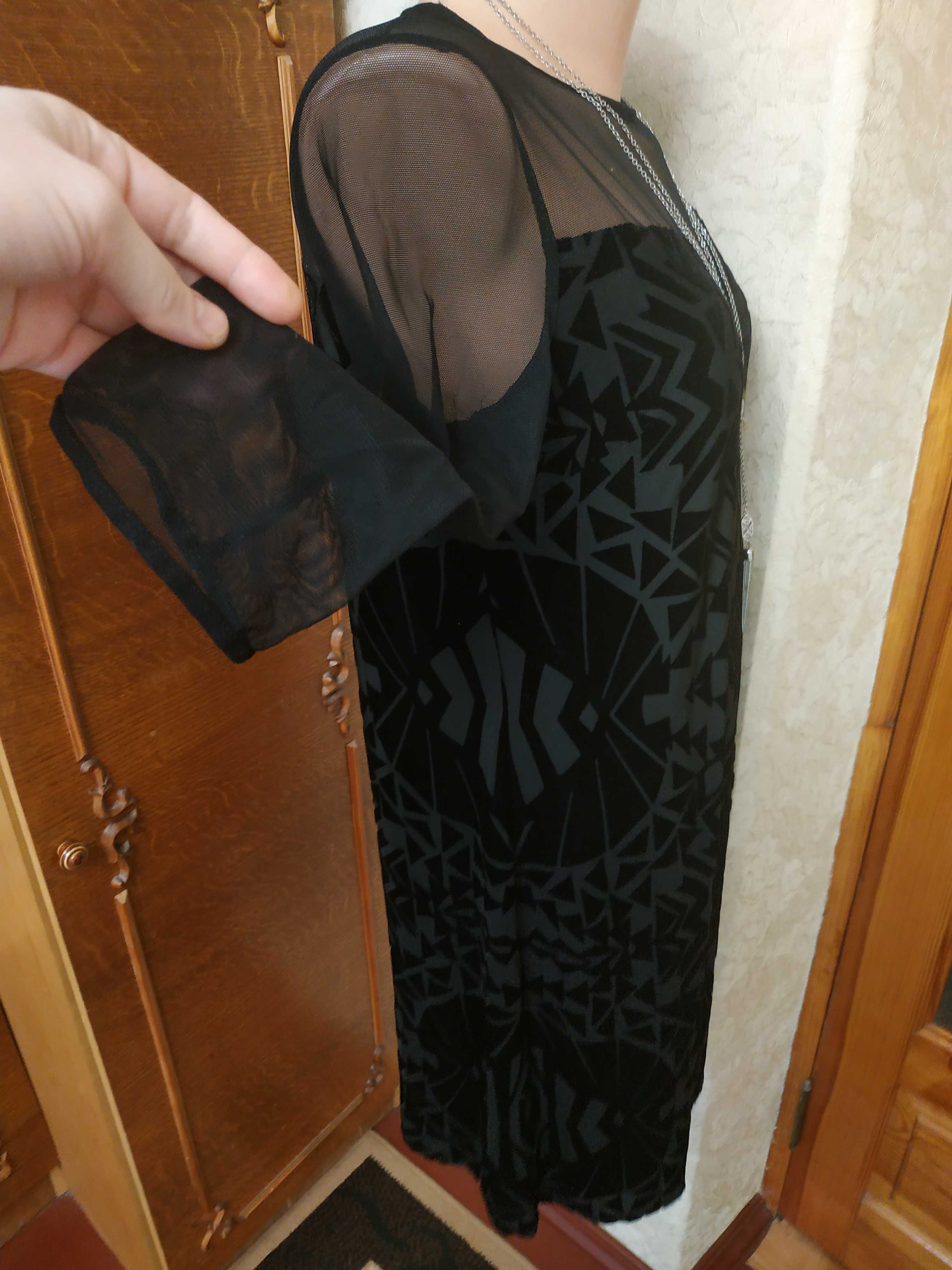 Подростковое черное платье с бархатным напылением и рукавами сеткой 46