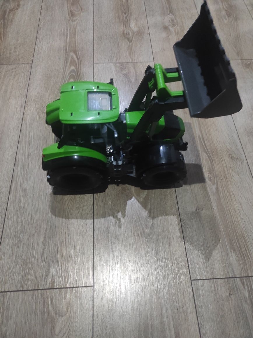 Duży traktor, ruchome elementy