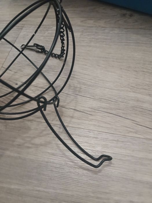 Paśnik w kształcie kóli dla gryzonia.