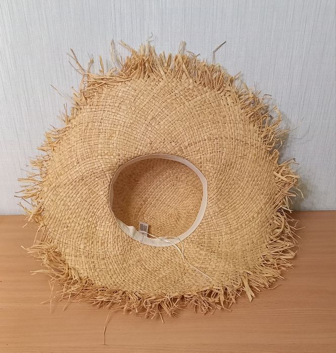 Шляпа из натуральной соломы широкополая