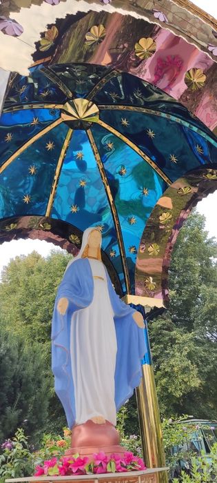 Капличка для Дому. Капличка біля хати. Куполи накриття Матері Божої та