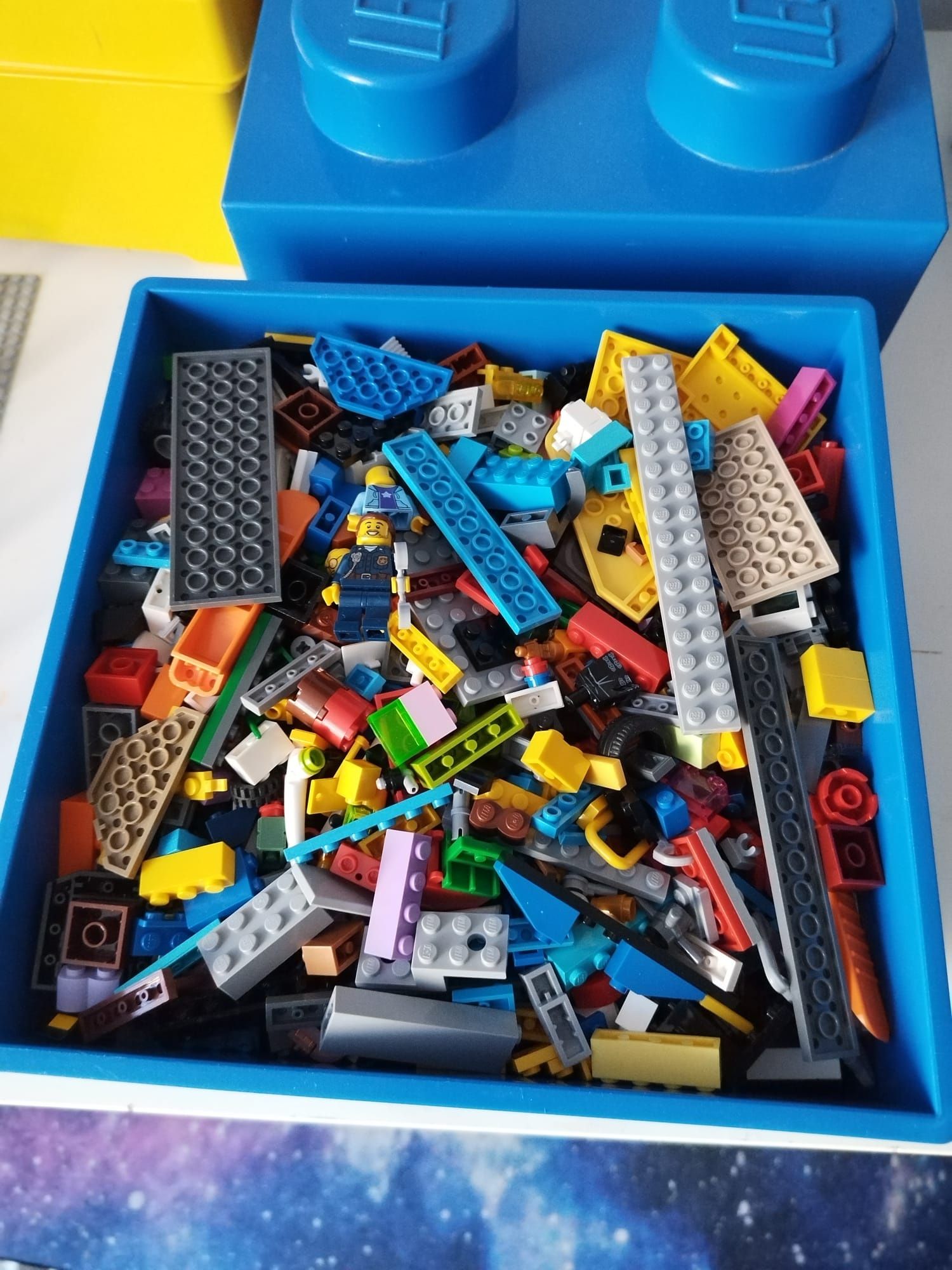 Ludziki Figurki Lego 40 Sztuk Różne plus dwa pudełka z klockami lego