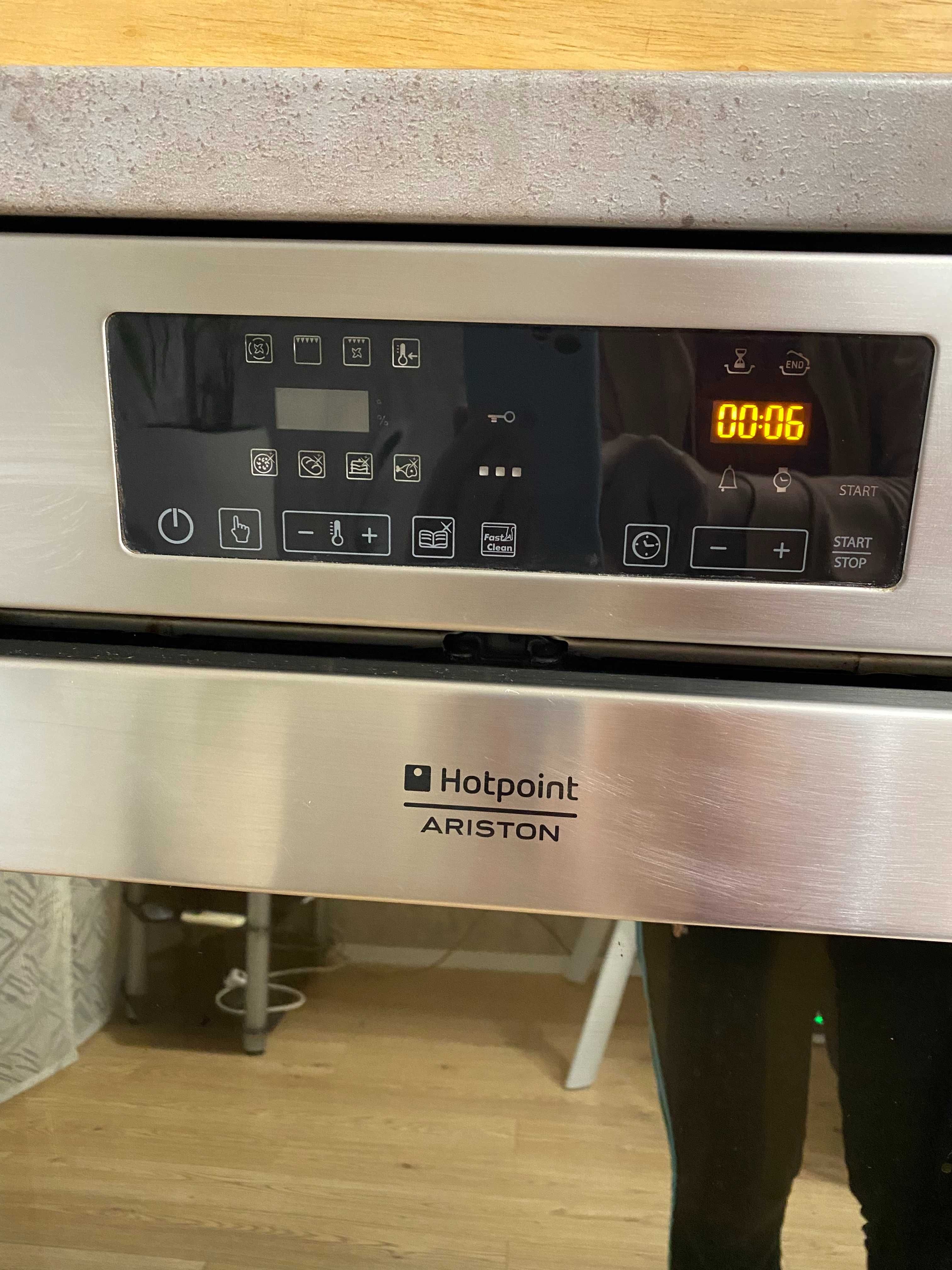 Духовой шкаф Ariston HotPoint, нержавейка, с пиролизом, сенсорное меню