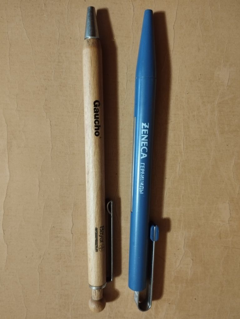 Шариковые ручки двух разных компаний.