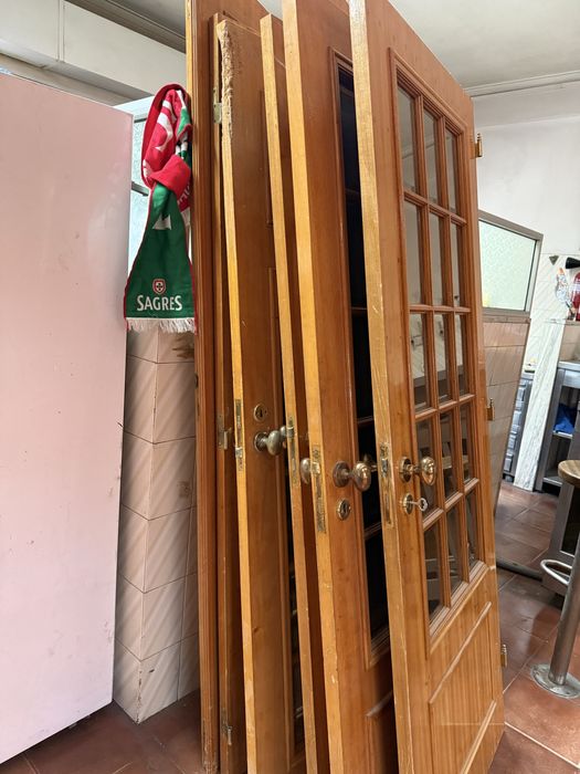 Portas para quarto e sala de madeira