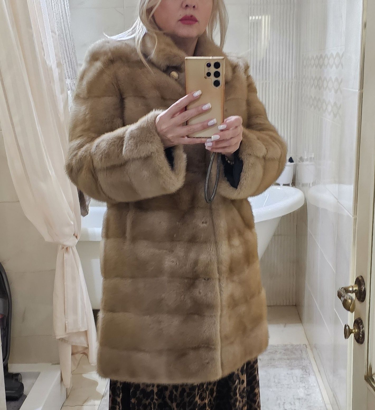 Норковая шуба.цвет песочный.90 см.носила очень мало