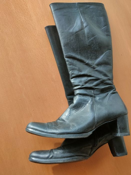 Par de botas pretas usadas.