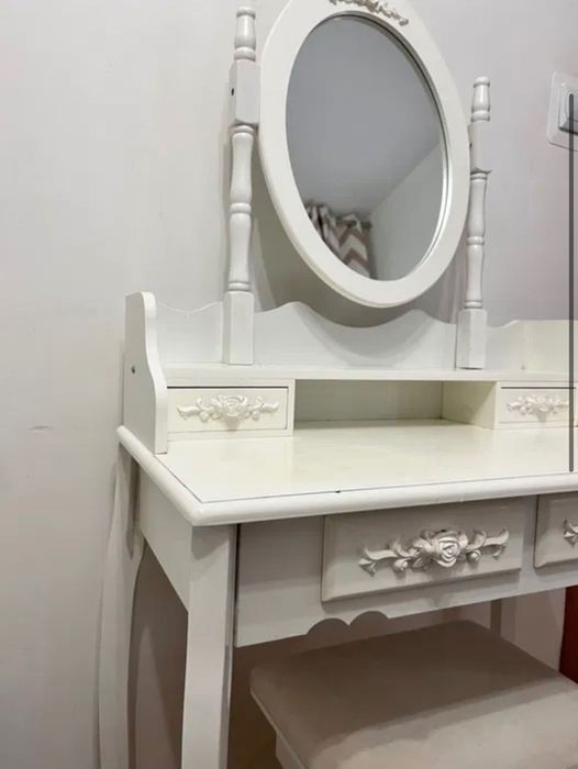 Toaletka biała ze stołkiem