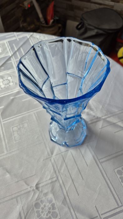 Stary jasnoniebieski wazon Art Deco z lat 20/30 XX wieku.