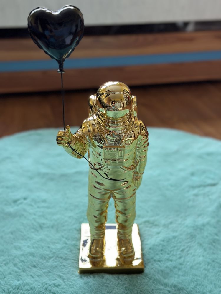 Astronauta „Omega” Figurka Złota Nasa