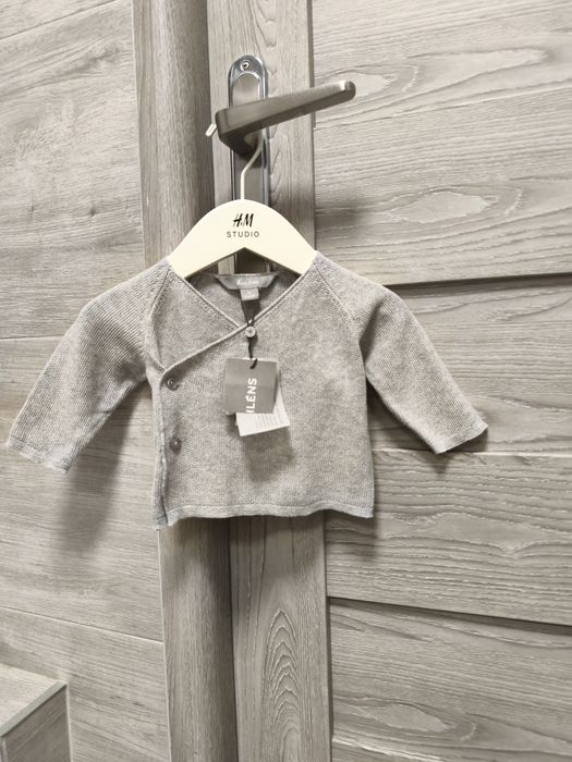 Nowy sweter sweterek wyprawka jesień zima modny hit Ahlens poszukiwany