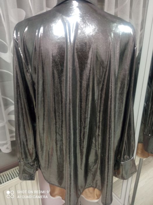 Piękna metaliczna srebrna koszula