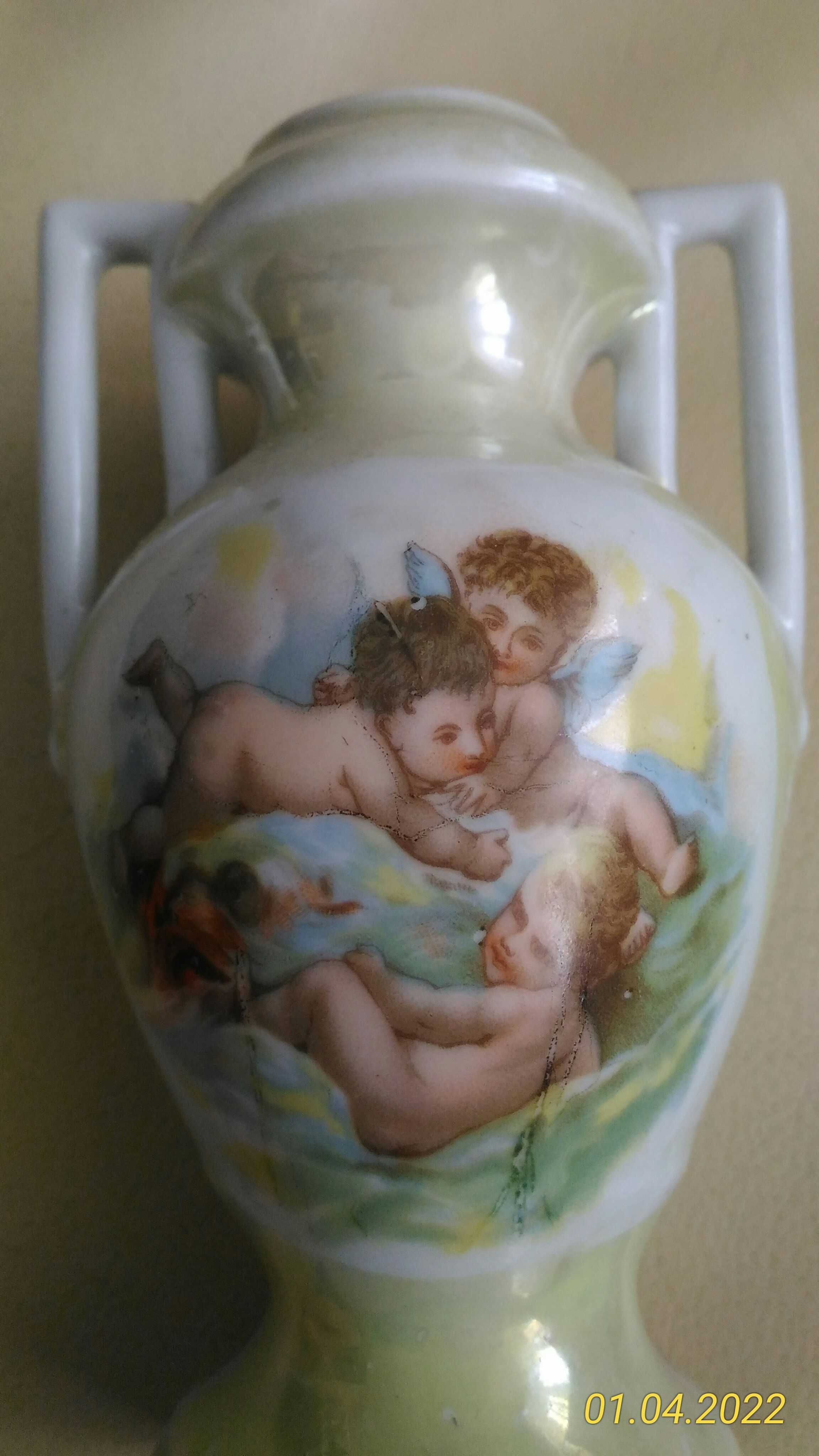 Stary ceramiczny wazon z cherubinkami