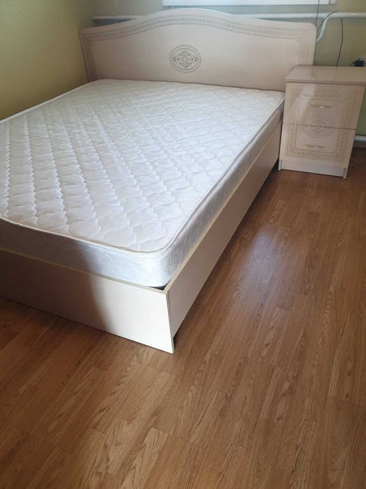 Двоспальне ліжко з ортопедичним матрацом та тумбочкою
