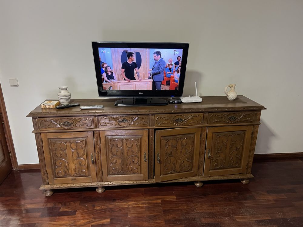 Vende-se Conjunto de Mobília de Sala – Madeira Maciça, Estilo Clássico
