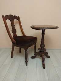 Дерев'яні антикварні крісло та столик