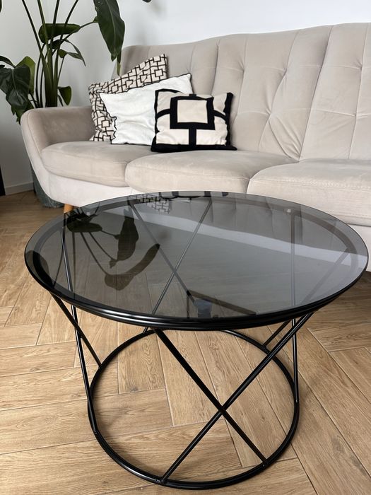 Czarny stolik kawowy, szklany blat