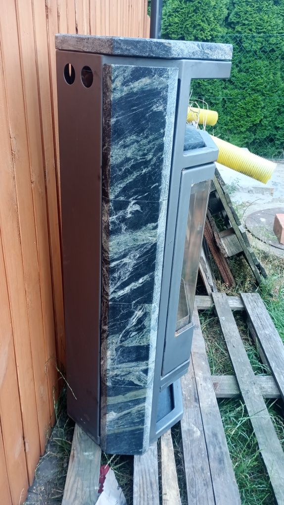 Kominek wolnostojący z marmurem