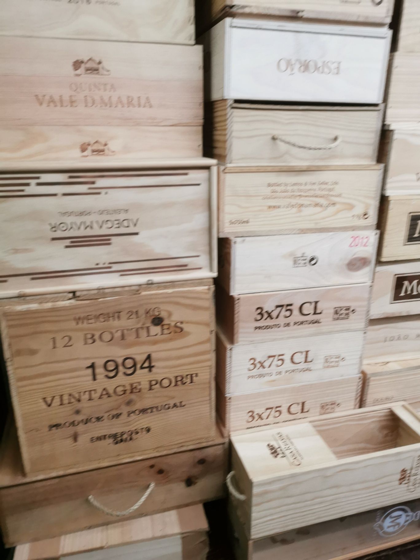 caixas de vinho de madeira e garrafões vintage.