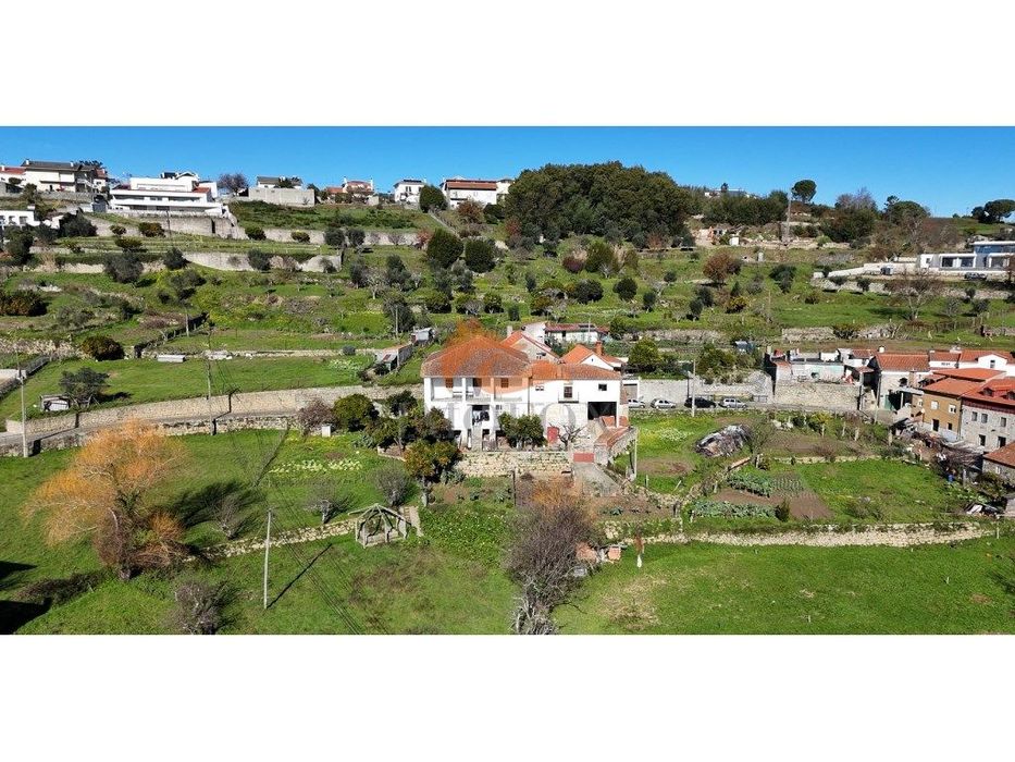 Moradia com 3 casas independentes em Santa Ovaia