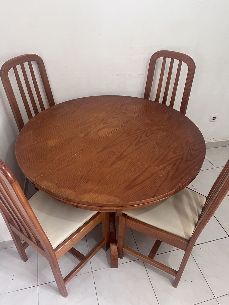 Vendo mesa extensivel com cadeiras