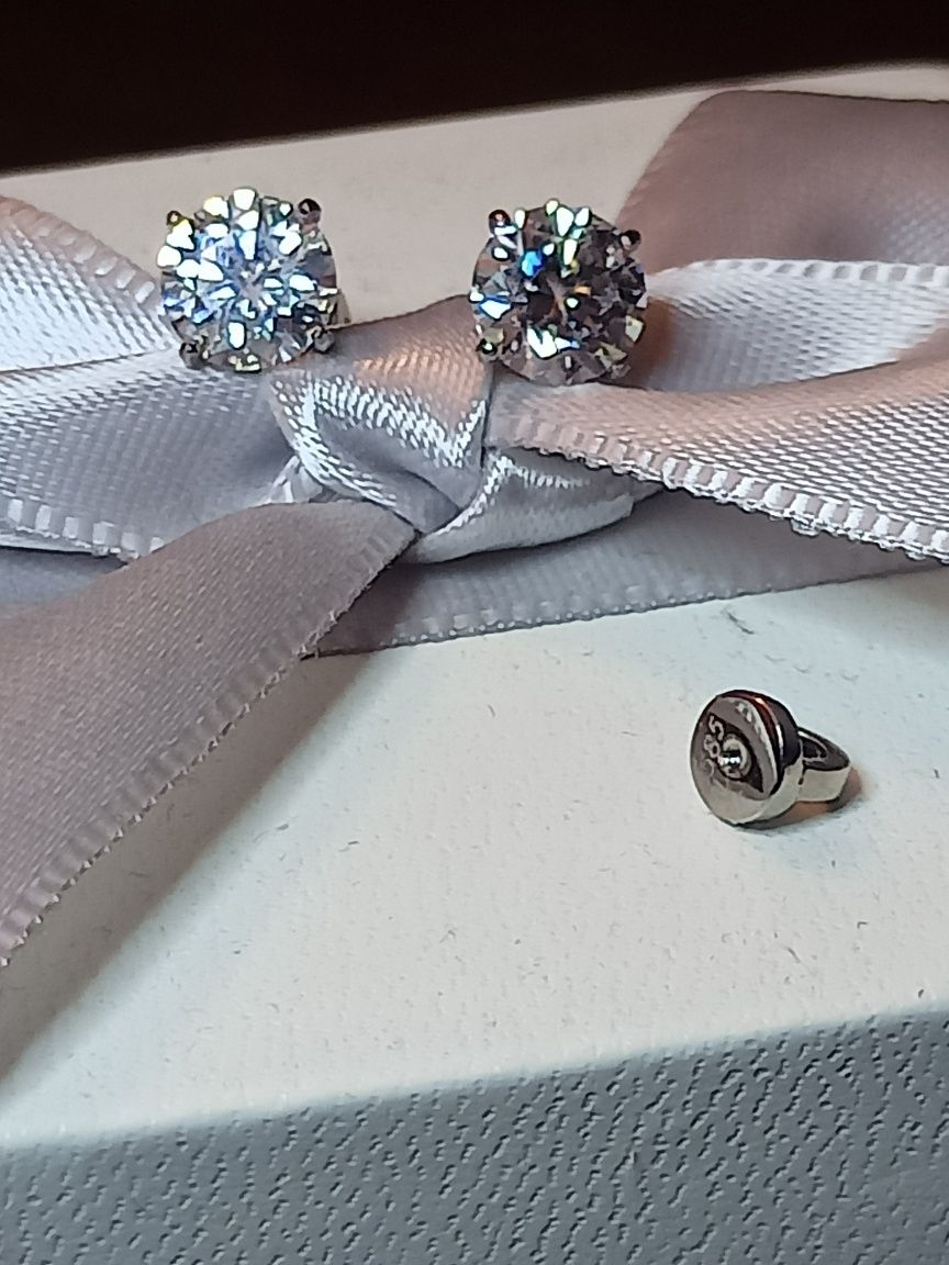 Стильные серьги с бриллиантом 1ct.