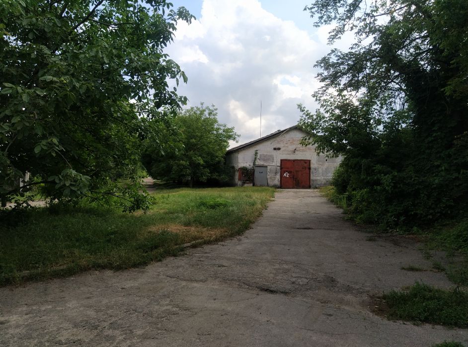 Продаж окремого комерційного приміщення 675 м.кв.