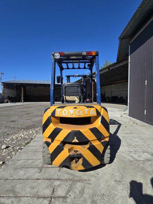 Погрузчик вилковий.  TOYOTA 2.5 тонны.  Вагонник.