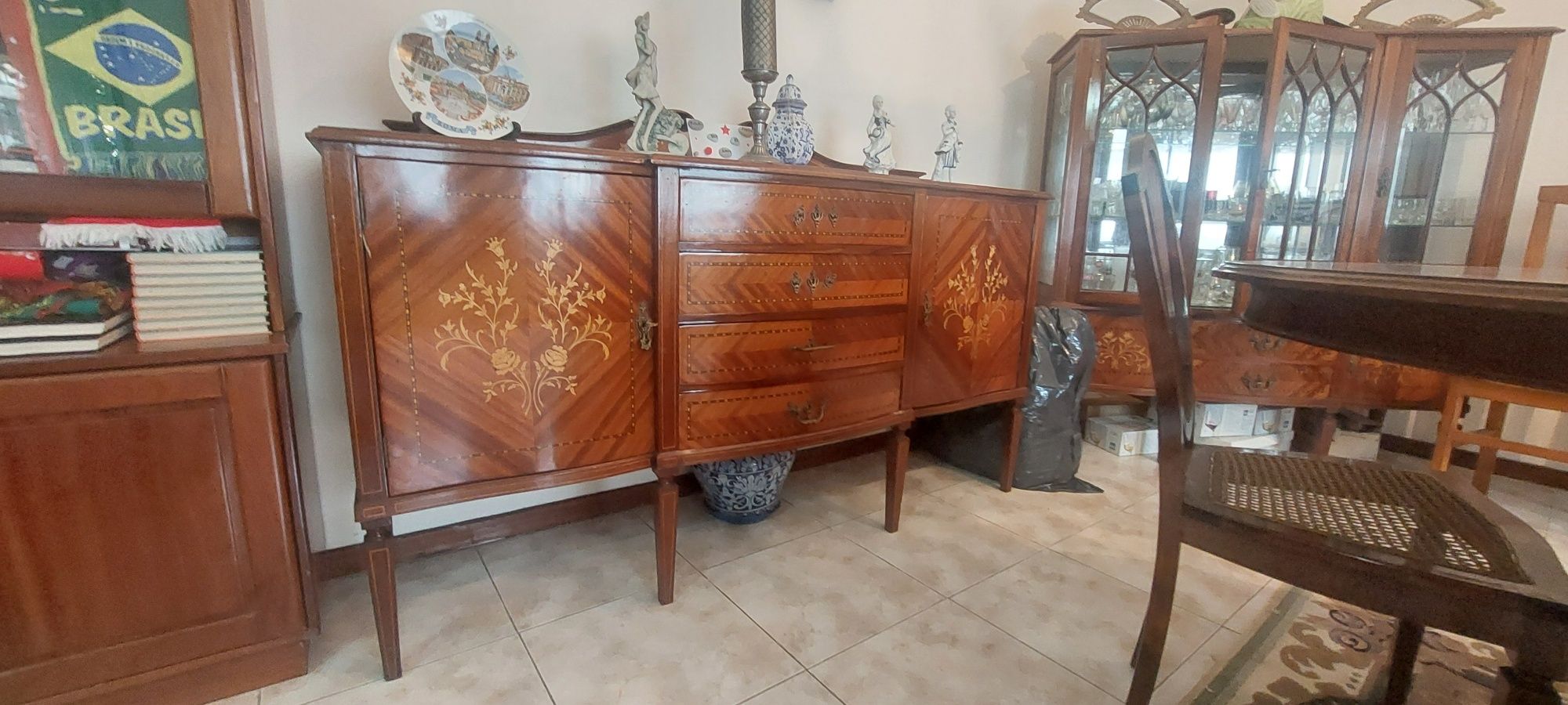 Movel de sala. Composto por 2 aparadores, 1 móvel, mesa com 6 cadeiras