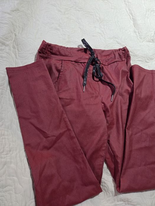 Włoskie woskowane spodnie burgundowe w kolorze wina wiązane casual
