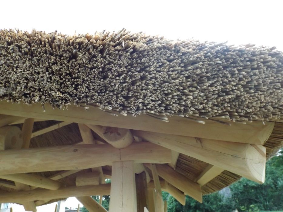 Altana ogrodowa z dachem z trzciny pod trzciną ze strzechy drewniana