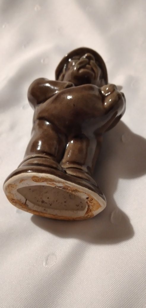Siewca, sygnowana figurka z okresu prl figurka z porcelanya