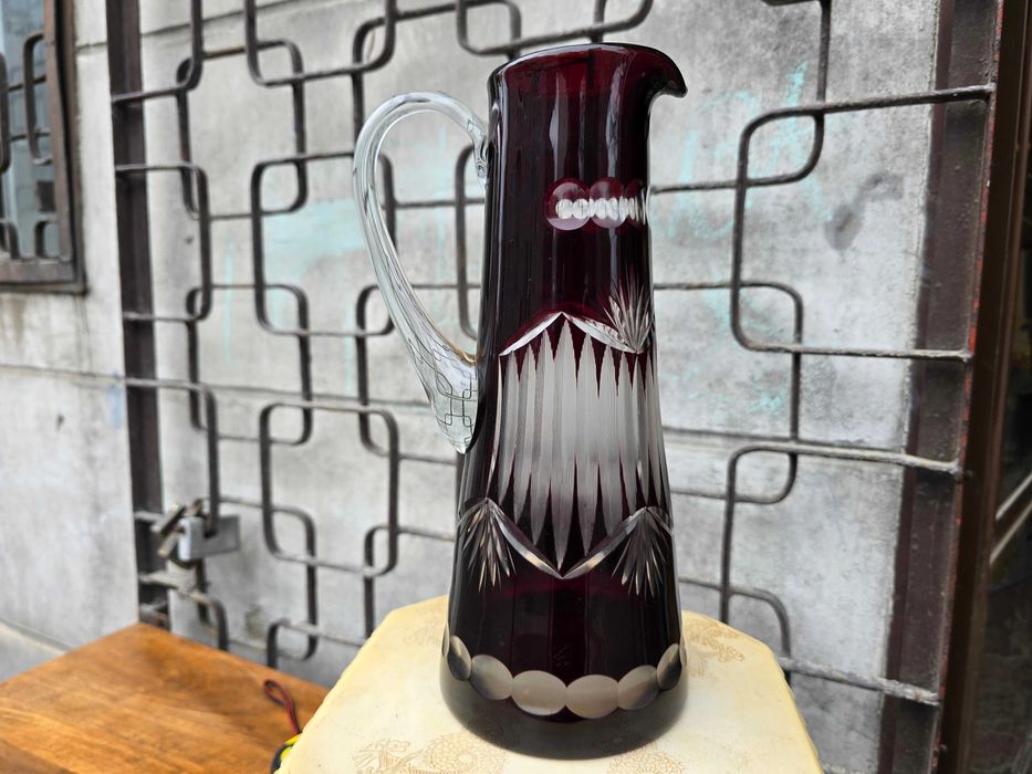 Stary duży kryształowy dzbanek