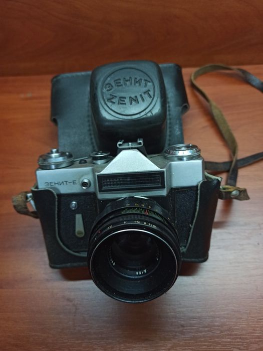 Фотоаппарат Зенит Е с объективом Helios 44-2.