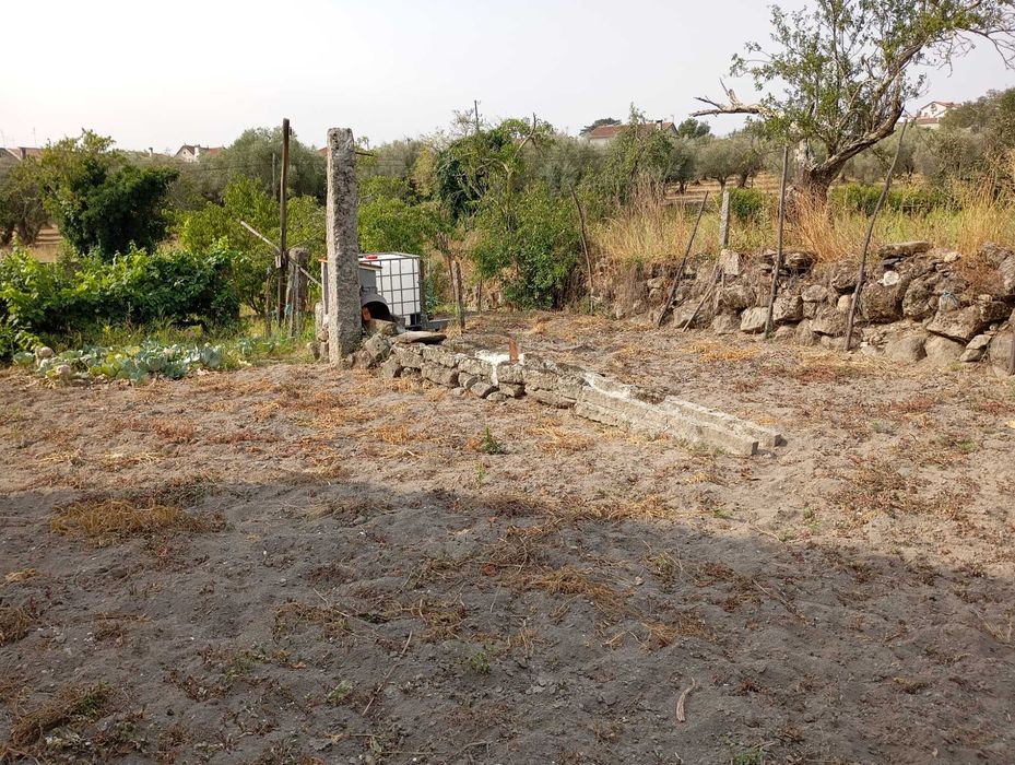 Linda moradia para recuperar a gosto, em pedra, com terreno.