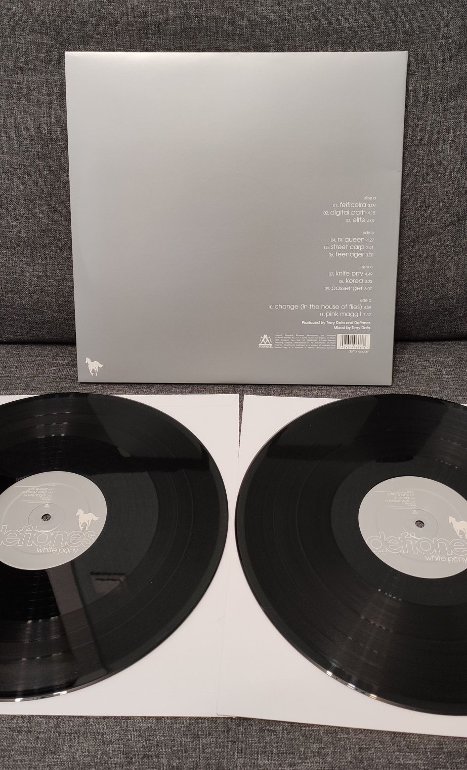 Виниловая пластинка Deftones с автографом Чино Морено. Винил. LP.