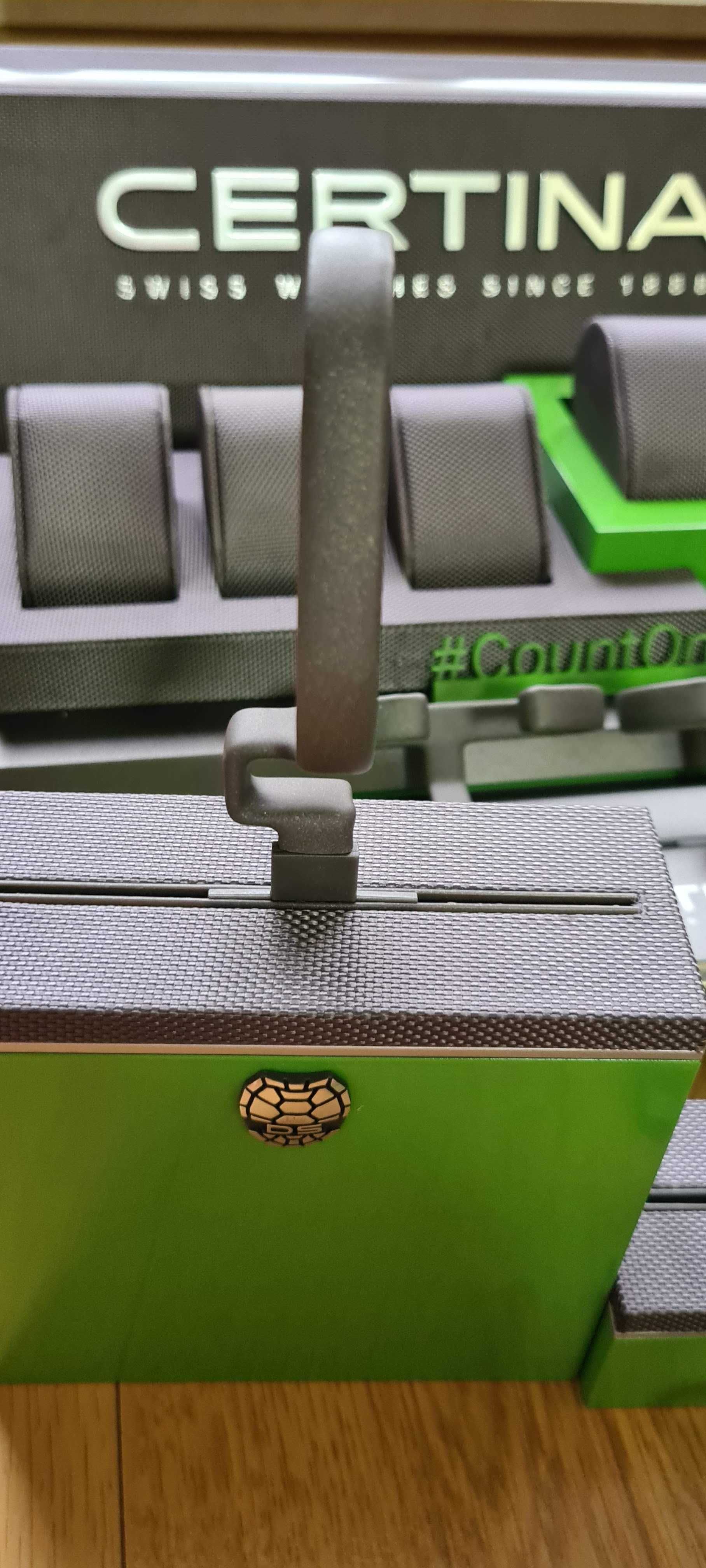 Дісплей для продажу годинників Certina